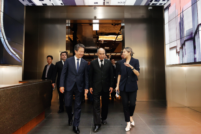 대우건설은 백정완 대표이사(사장)가 지난 4일 방한 중인 투르크메니스탄 신도시 사절단을 서울 삼성동 써밋갤러리에서 만나 데리야겔디 오라조프 아르카닥 신도시 건설위원장(부총리급), 라힘베드리 제프바롭 대외경제은행장(장관급), 베겐치 두르디예프 주한 투르크메니스탄 대사 등을 면담했다고 5일 밝혔다. 사진은 대우건설 백정완 사장(왼쪽)이 투르크메니스탄 데리야겔디 오라조프 아르카닥 신도시 건설위원장과 써밋 갤러리 도슨트 투어를 하는 모습. (사진 = 대우건설 제공)