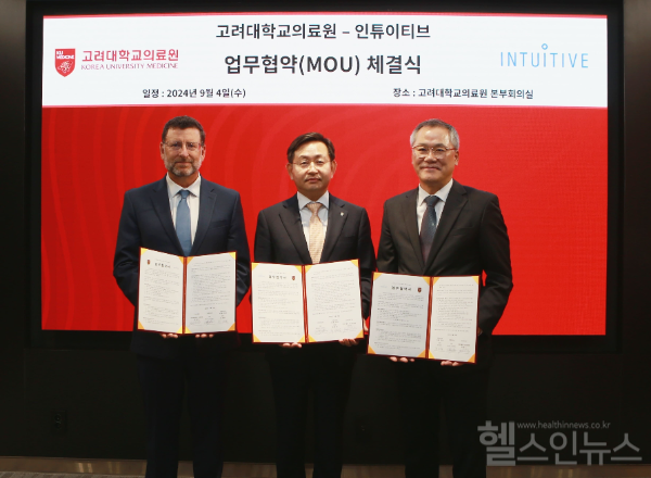 (좌측부터)게리 굿하트 인튜이티브 CEO, 윤을식 고려대학교 의무부총장 겸 의료원장, 최용범 인튜이티브 한국지사 대표 (고려대학교의료원 제공)