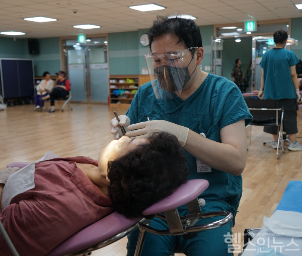 봉사단장인 서울대치과병원 구강악안면외과 한정준 교수의 진료모습 (서울대치과병원 제공)