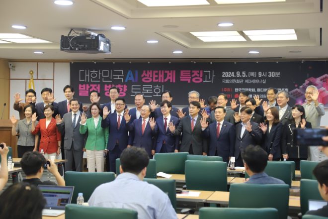 김장겸 국민의힘 의원은 ‘대한민국 AI 생태계 특징과 발전 방향’토론회를 5일 오전 국회의원회관 제3세미나실에서 개최했다고 밝혔다. 사진은 이날 토론회을 주관한 김 의원과 동료 국회의원들이 기념촬영을 하고 있는 모습. (사진 = 김장겸 국회의원실 제공)