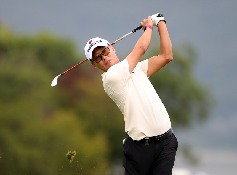 엄재웅 11번홀 세컨 아이언 샷 사진=신한금융그룹 제공