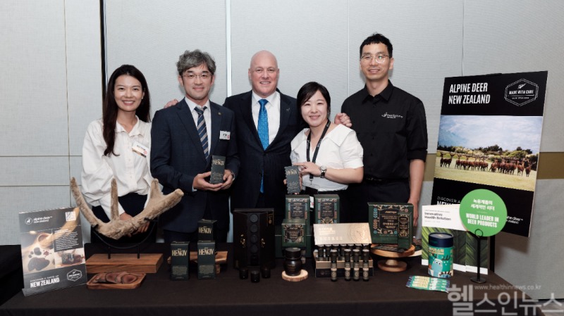 뉴질랜드 F&B 쇼케이스에 참여한 유한건강생활. (왼쪽부터) 유한건강생활 정인애 과장, 유한건강생활 차주영 팀장, 크리스토퍼 럭슨(Christopher Luxon)뉴질랜드 총리, Alpine Deer Cecilia, DINZ 장종규 이사 (뉴오리진 제공)