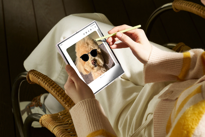 삼성전자는 ‘갤럭시 S24 시리즈’와 지난해 출시한 주요 모델을 대상으로 ‘갤럭시 AI’ 신기능 업데이트를 지난 5일부터 순차적으로 진행한다고 6일 밝혔다. 사진은 삼성전자 모델이 '갤럭시 Z 폴드6'으로 간단한 스케치를 정교한 AI 이미지로 변환하는 '스케치 변환(Sketch to image)' 기능을 시연하고 있는 모습. (사진 = 삼성전자 제공)