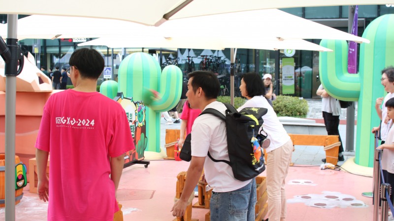 '브롤스타즈' 이벤트존에서 아이들 뿐 아니라 어른들도 참여해 함께 이벤트를 즐기는 모습.