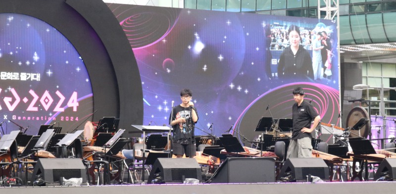 'GXG 2024' 메인 무대에서 리허설을 진행 중인 가수 하현우. 목을 푸는 것만으로도 객석에서 환호성이 나왔다.