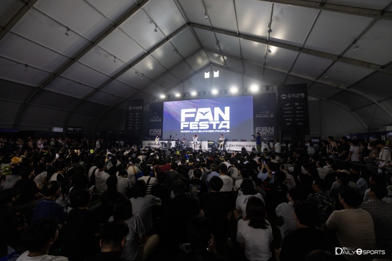 LCK 팬페스타서 공연한 QWER.