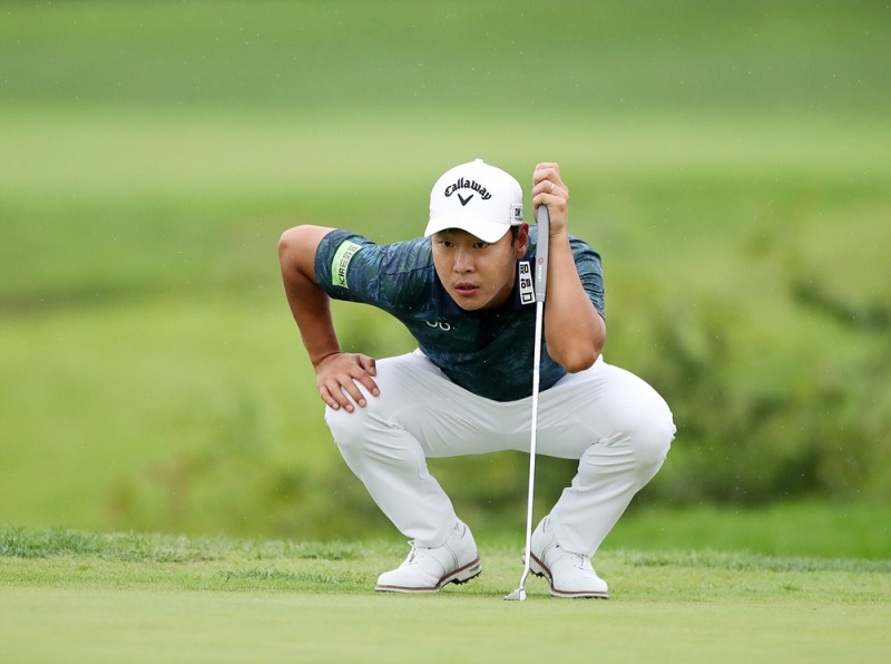 전가람 6번홀 그린 퍼팅 라인을 살피는 사진=신한금융그룹제공