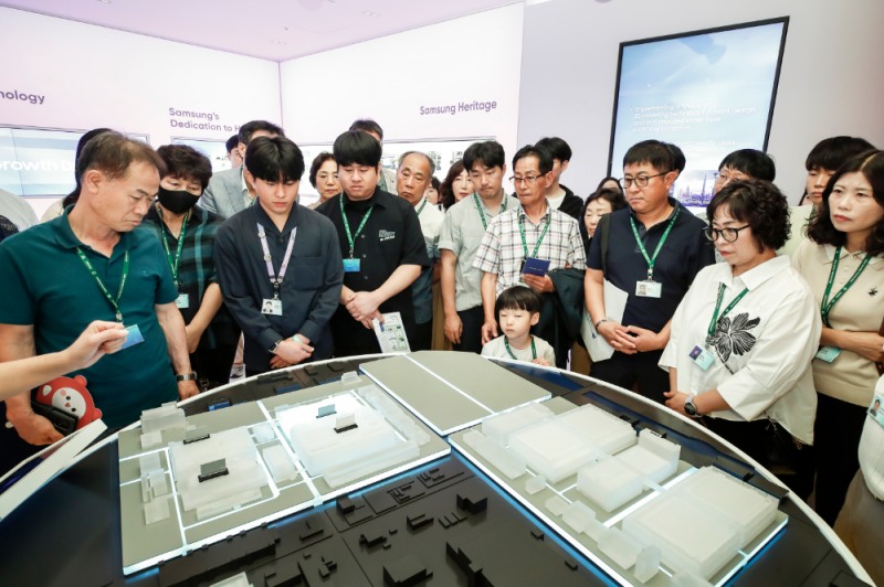 삼성바이오로직스 임직원 가족들이 홍보관을 투어하고있다. (삼성바이오로직스 제공)