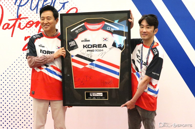 경기 시작에 앞서 한국대표팀 유니폼 전달식에 나선 오세훈 서울 시장(왼쪽)과 크래프톤 김창한 대표.