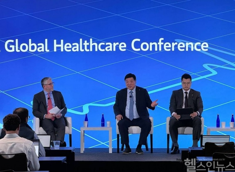 서정진 셀트리온그룹 회장(가운데)과 서진석 셀트리온 경영사업부 대표이사(오른쪽)가 '22회 모건스탠리 글로벌 헬스케어 콘퍼런스’에서 발표를 하고 있다.(셀트리온 제공)