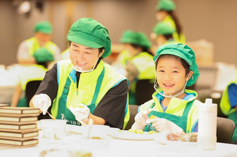 이날 봉사활동에 참여한 하나금융그룹 임직원과 가족 등이 추석맞이 사랑의 송편 나눔 봉사활동을 진행하고 있다.