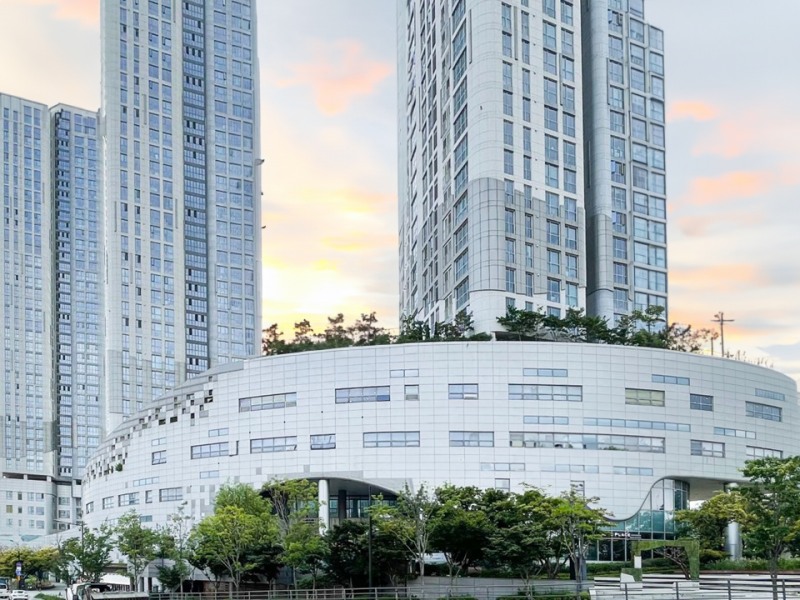 알스퀘어가 성동구 소재 ‘파크에비뉴 엔터식스 한양대점’ 임대 전략 수립 및 대행을 맡는다. 알스퀘어디자인은 업무 시설 전환에 따른 공사를 맡게 된다.