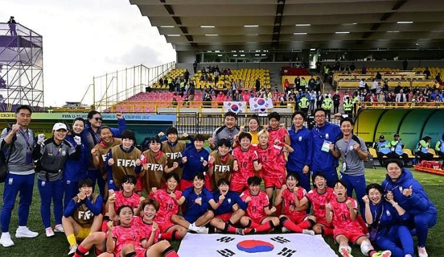 8일(한국시간) 조별리그 3차전에서 독일 꺾고 단체 사진 찍는 U-20 여자 축구대표팀