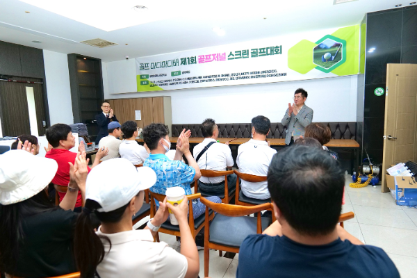 대회 개최를 알리고 있는 김일 공동 대회장(오른쪽)과 유인호 경기위원장(왼쪽)