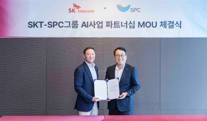 SKT 유영상 CEO(오른쪽)와 SPC 그룹 허희수 부사장이 MOU를 마친 후 기념 촬영하는 모습
