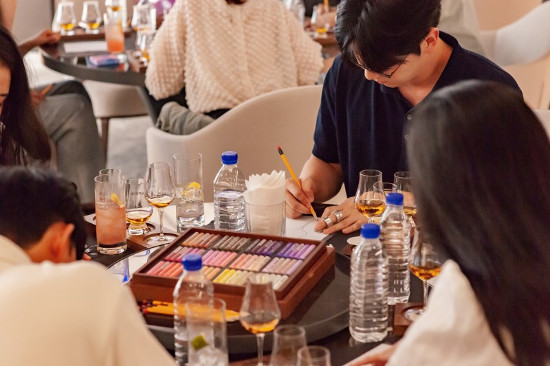 윈저, 'Art with WINDSOR' 아트클래스 성료… 오하은 작가와 함께한 위스키와 예술의 특별한 만남