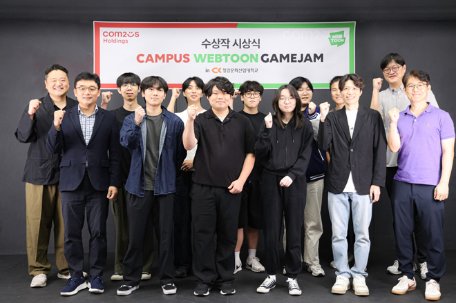 컴투스홀딩스 손경현 본부장·정철호 대표, 네이버웹툰 노승연 실장, 청강문화산업대학교 이동후·염동현·최부호 교수 등이 '2024 캠퍼스 웹툰 게임잼 시상식'에서 기념촬영을 하고 있다. 사진 제공 : 컴투스홀딩스