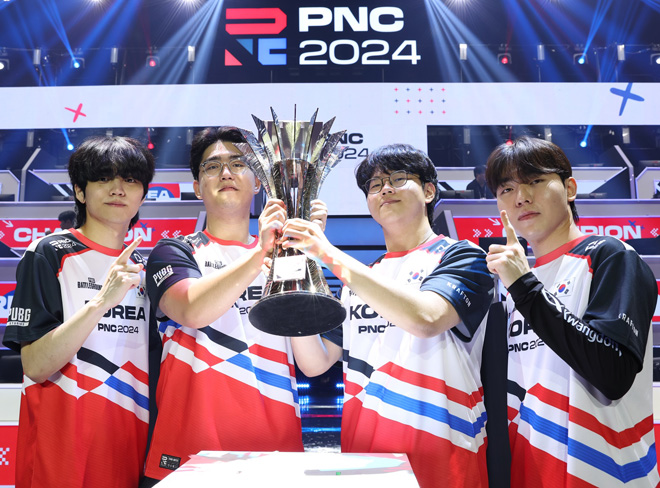 'PNC 2024' 대한민국 팀이 우승컵을 들어보이고 있다. 왼쪽부터 '이노닉스' 나희주 선수, '서울' 조기열 선수, '살루트' 우제현 선수, '헤븐' 김태성 선수. 사진 제공 : 크래프톤
