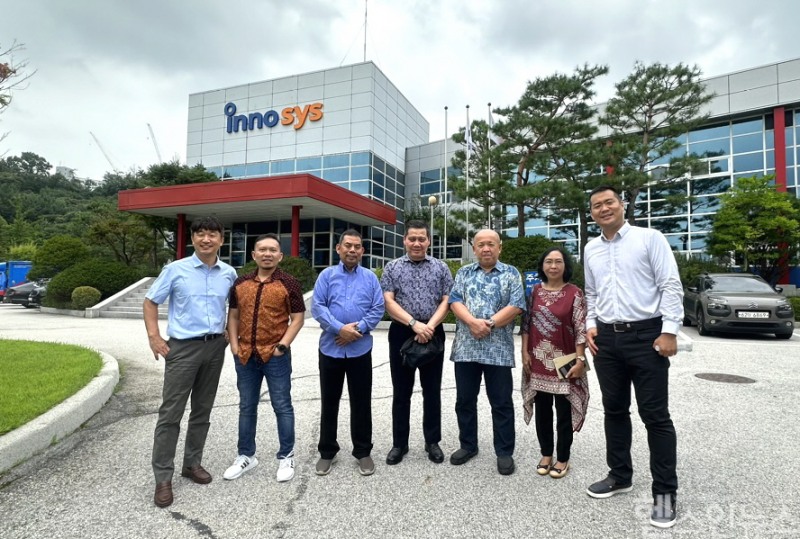 인도네시아 정형외과 의료진과 이노시스 관계자가 이노시스 사옥 앞에서 기념 촬영을 하고 있다. (이노시스 제공)