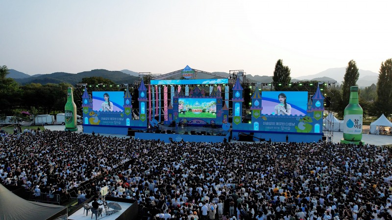 하이트진로가 지난 7일(토) 가평군 자라섬에서 2024 이슬라이브페스티벌을 개최한 가운데, 소주 약 7천5백 병 맥주 4만캔을 판매하며 성공적으로 마무리했다