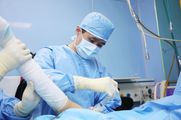 힘찬병원 어깨클리닉 최경원 원장(정형외과 전문의)이 회전근개 부분파열 환자에게 콜라겐 주사 시술을 하고 있다. (힘찬병원 제공)