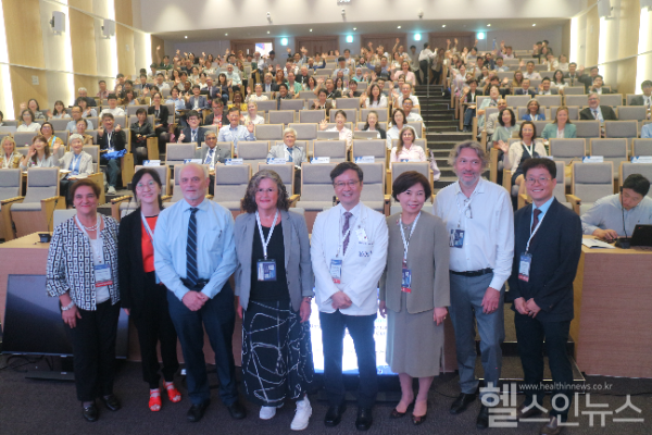 채종희 서울대병원 교수(왼쪽 두 번째), William A. Gahl 박사(세 번째), Helene Cederroth 빌헬름재단 창립자(네 번째), 김영태 서울대병원장(다섯 번째), 최은화 서울대병원 소아암·희귀질환지원사업단장(여섯 번째) (서울대병원 제공)