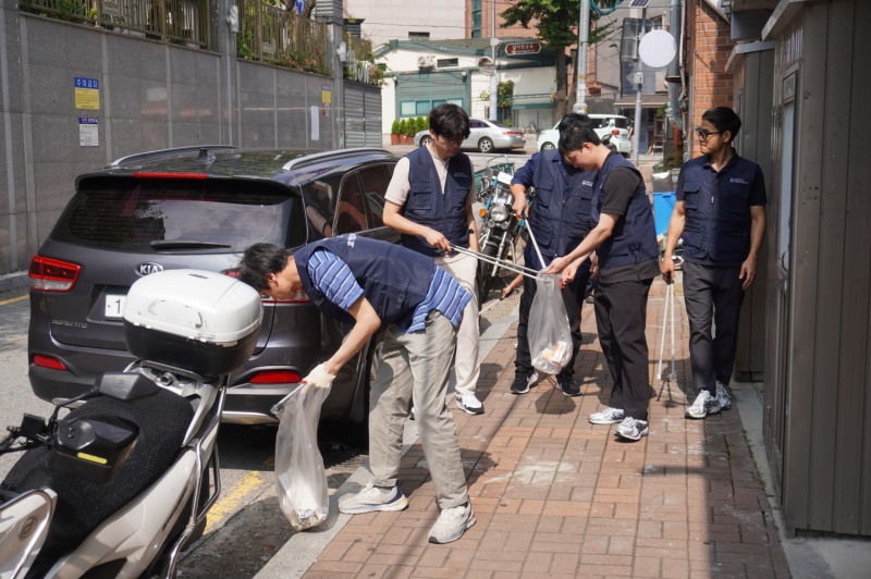 ▲  한국부동산원 서울중부지사 임직원들의 ESG 쓰줍 봉사활동