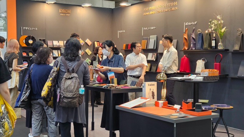 오롬 부스를 방문한 관람객들이 제품에 대한 설명을 듣고 있다.