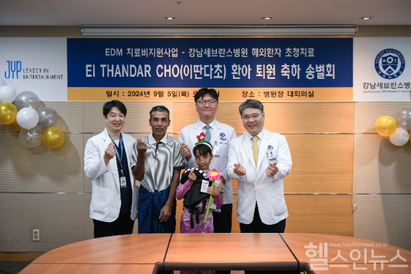 (좌측부터) 강남세브란스병원 신경외과 유지환 교수, 환자 아버지 킨초 씨, 환자 이딴다초 양, 성형외과 윤인식 교수, 강남세브란스병원 구성욱 병원장. (강남세브란스병원 제공)