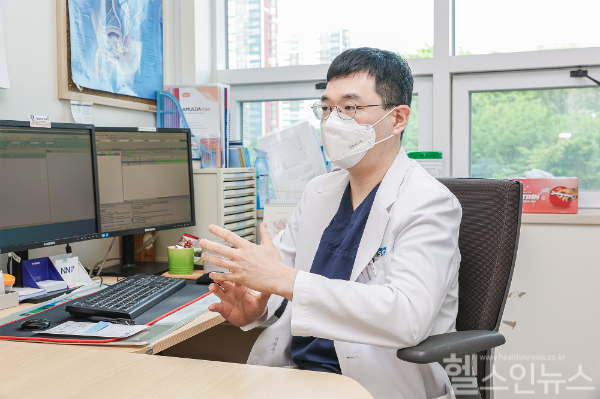 순천향대 부천병원 비뇨의학과 이상욱 교수가 ‘신장암‧전립선암 동시 로봇수술 성공 사례’에 대해 설명하고 있다. (순천향대 부천병원 제공)
