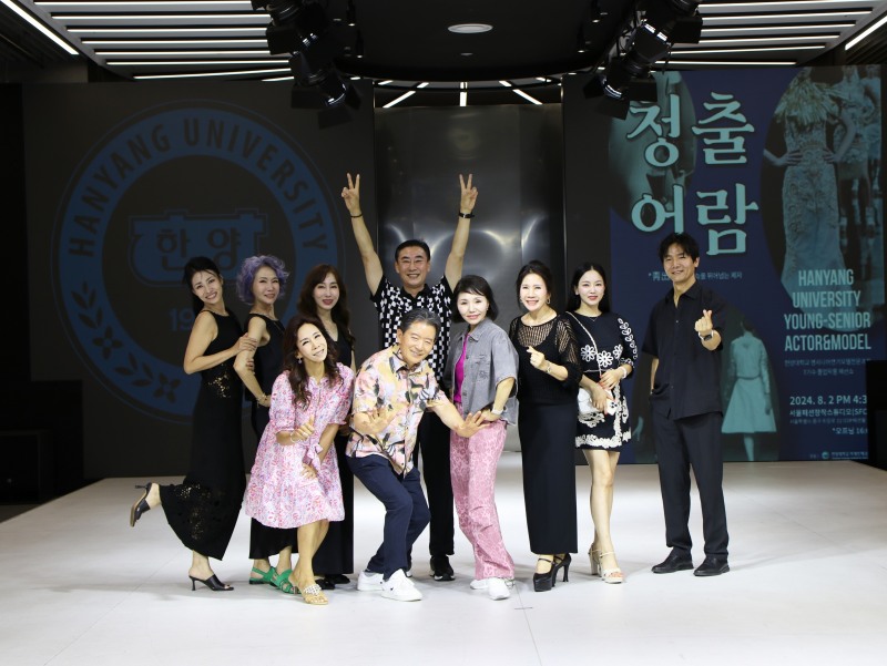 사진은(왼쪽부터) 김경희, 조정미, 곽기영, 김성호, 김혜경, 장영자, 이초은, 김종수아래 (왼쪽부터) 김은영, 최상학, 더청담문화예술아카데미 사진제공