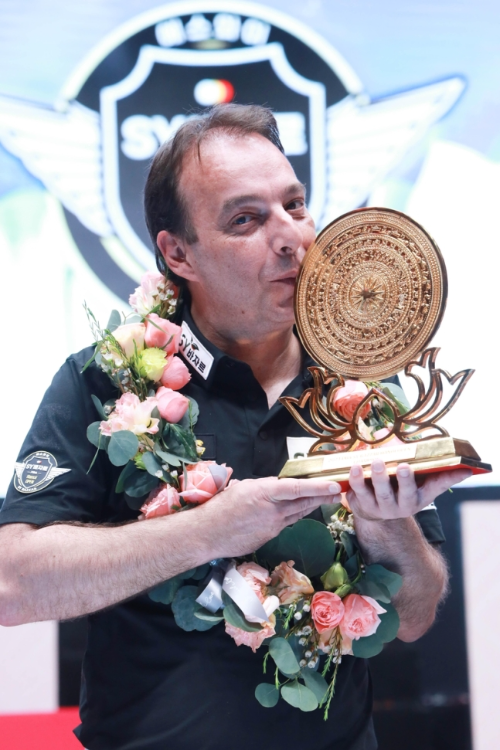 우승 트로피에 입맞추는 다니엘 산체스