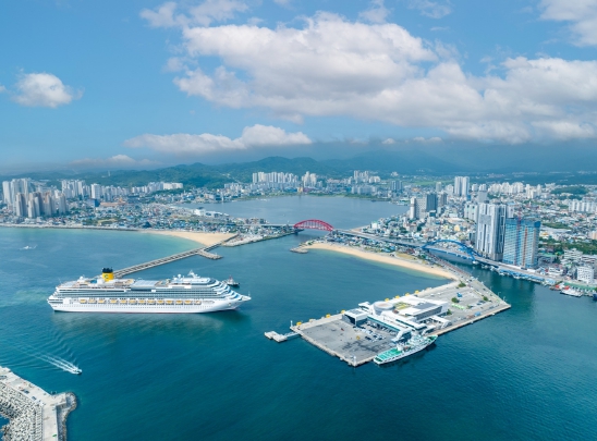 떠나자 동해바다로! 강원 속초항서 11만 톤급 대형 크루즈 ‘코스타 세레나호’ 출항