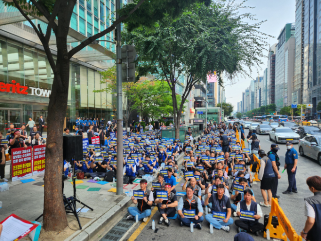 10일 오후 서울 강남에 위치한 메리츠화재 본사 앞에서 열린 '밀실야합 메리츠 수의계약 결사반대 조합원 결의대회' 모습./사진=양민호 기자