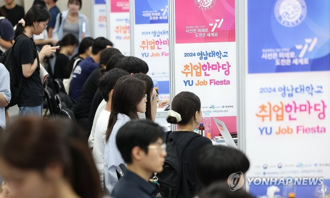 채용 상담 받는 대학생들