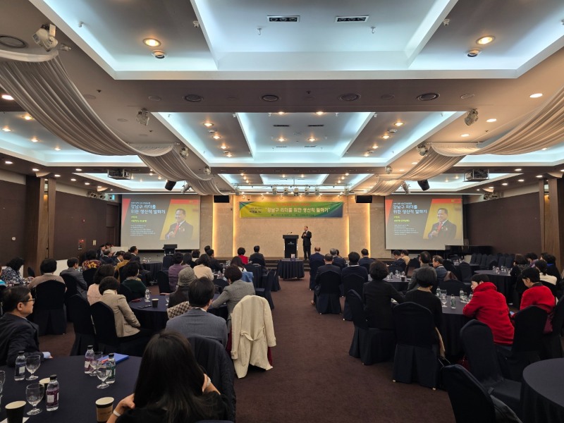 사진=이창호 커뮤니케이터가 강연하는 모습, 북그루 제공