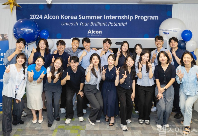 한국알콘 2024 하계 인턴십 참여자들과 임직원들이 함께 수료를 기념하고 있다 (한국알콘 제공)