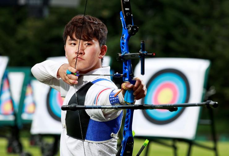 2024 파리 올림픽 남자 양궁 단체전 금메달리스트 김제덕이 표적을 향해 조준하는 모습.