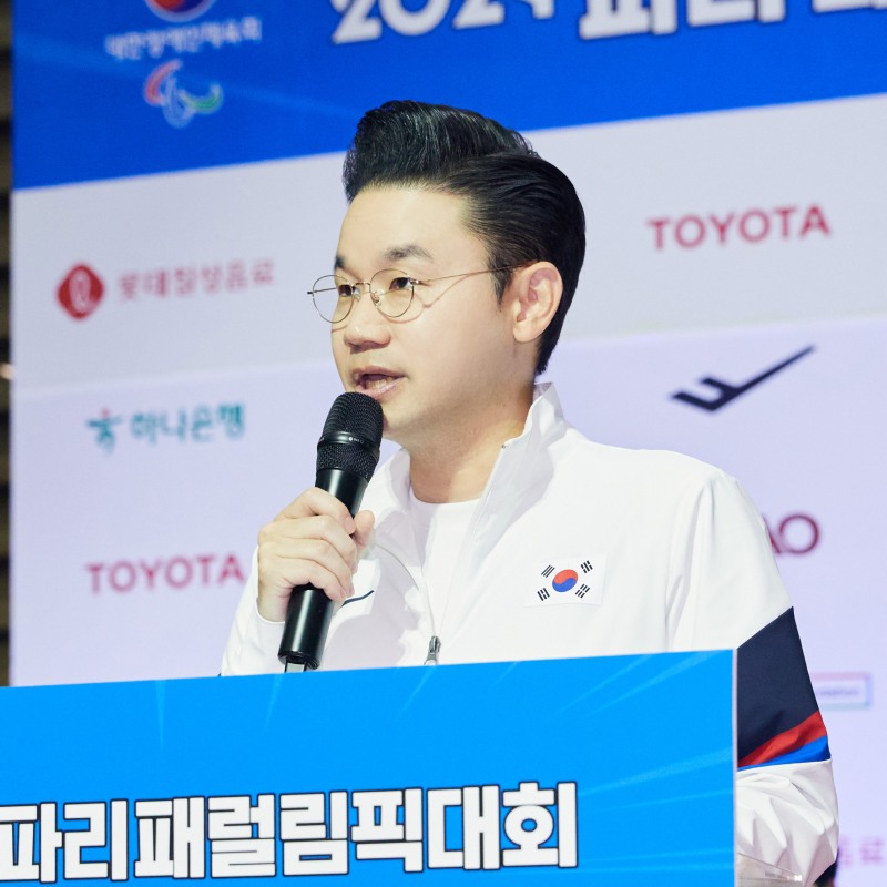 파리 패럴림픽대회 해단식에서 대회 결과를 보고하는 배동현 선수단장