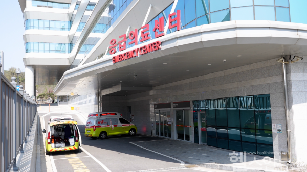 119 구급대의 환자이송 차량이 의정부을지대학교병원 응급의료센터에 대기하고 있다. (의정부을지대학교병원 제공)