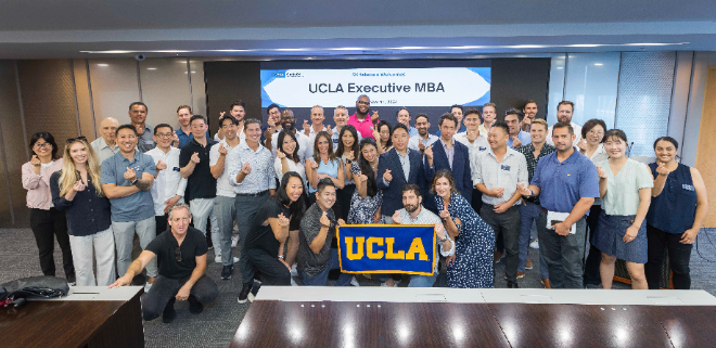 UCLA MBA 학생들과 교수진이 SK T타워에서 단체 기념사진을 촬영하고 있는 모습