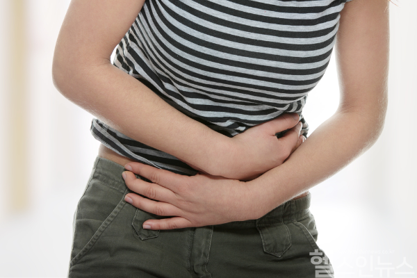 요로결석과 비슷한 담석증, 윗배에서 심각한 통증 느껴지고 오른쪽 배 위쪽·등에서도 통증이 느껴진다면 담석증 의심해 보고 신속히 진료 받아봐야 (클립아트코리아)