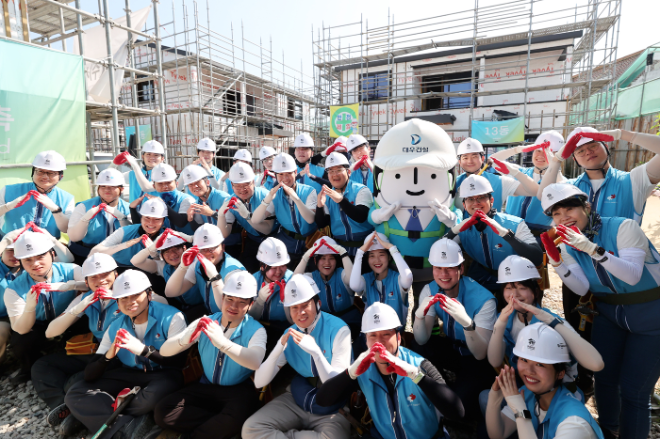 대우건설 토목사업본부 신입사원들이 지난 10일 천안 희망의 집짓기 봉사활동에 참가했다. / 사진=대우건설 제공