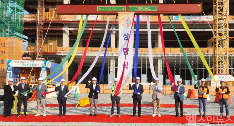 지난 9일 인천 송도에서 SK바이오사이언스 안재용 사장(오른쪽 다섯번째)과 공사 주요 관계자들이 상량식을 하고 있다. (SK바이오사이언스 제공)