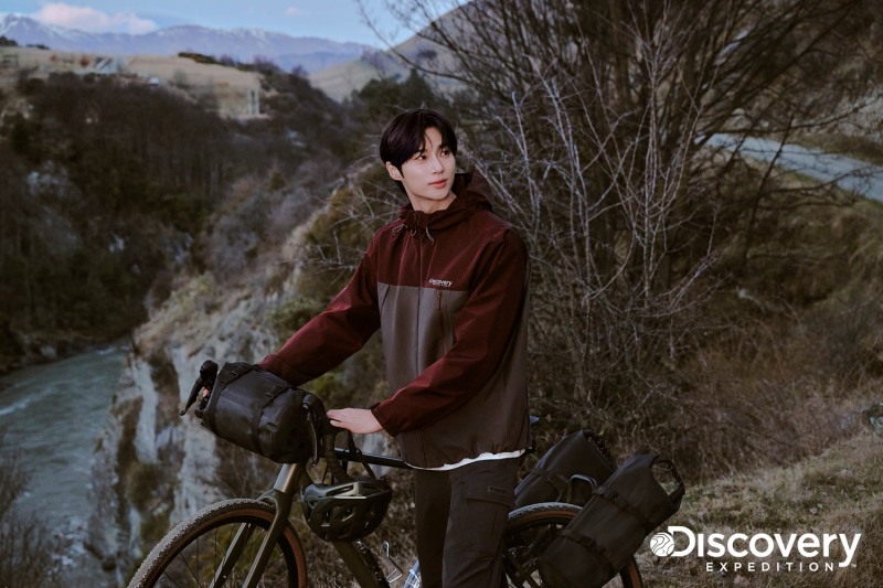 디스커버리 익스페디션, 이국적인 자연 속 배우 변우석과 함께한 ‘베르텍스 바람막이’ 출시