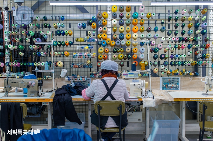 1년만에 꺼낸 가을 옷, 망가졌다면? 세탁특공대 의류 수선서비스