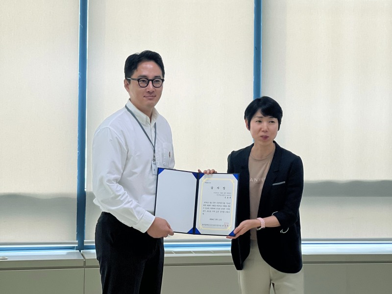 사진=HR그룹 신호룡 대표(좌)와 광주자살예방센터 관계자와 감사장을 펼치며 기념 촬영을 하고 있다. HR그룹 미디어팀 제공