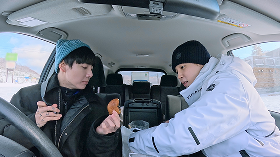 방탄소년단 지민, 정국의 ‘이게 맞아?!’ 삿포로 에피소드로 본 퓨잡 2024 FW 겨울 패션