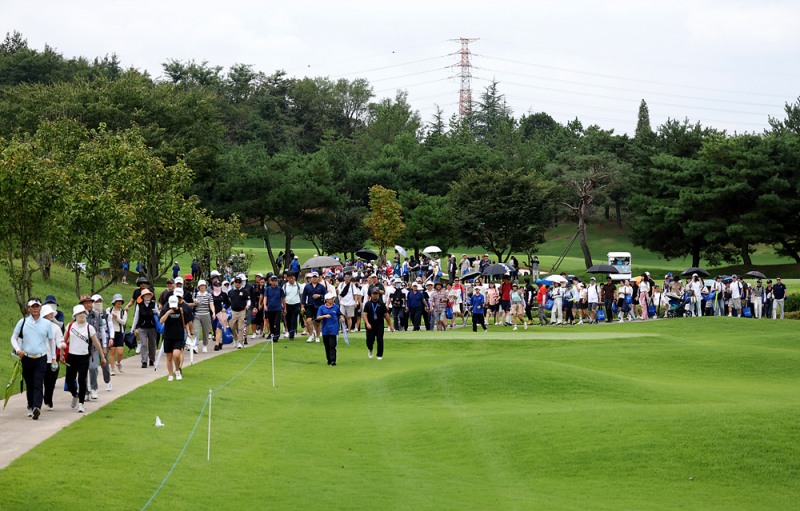 2번홀 갤러리 전경 사진=KPGA