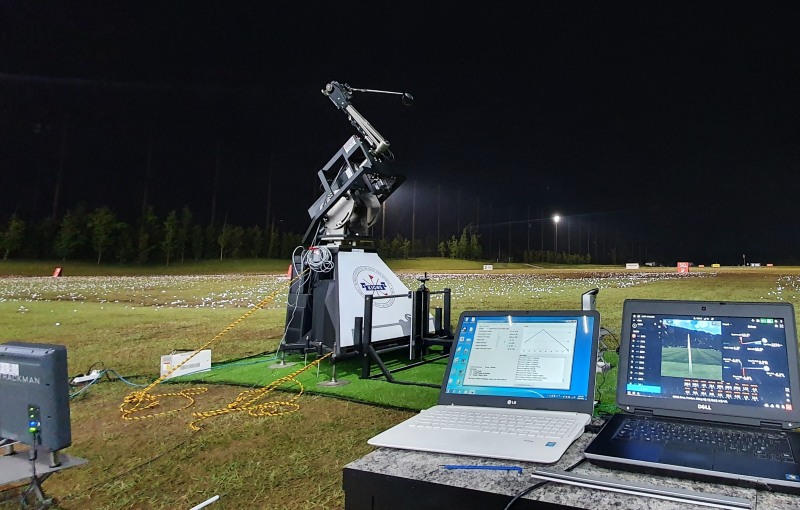 우리나라 골프용품 시장 발전 동반자를 자처하는 KIGOS의 골프 스윙로봇 테스트 현장. 사진_류시환